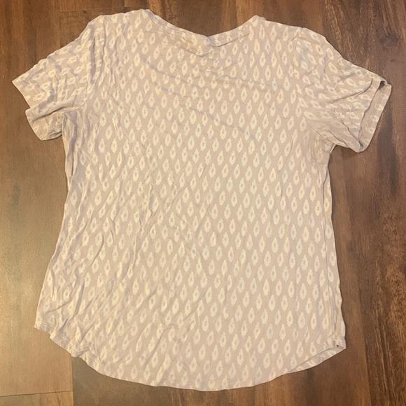 Old navy women’s t-shirt in lavender, size medium. - Picture 3 of 3